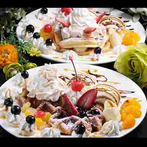 豪華なデコレーションのワッフルとパンケーキ
