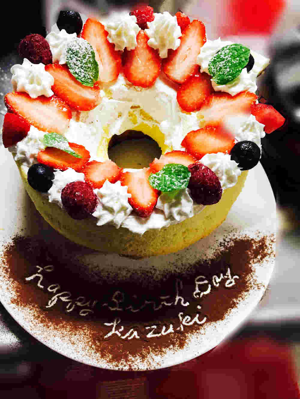 イチゴとブルーベリーのシフォンケーキ