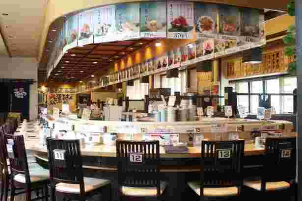 回転寿司函館まるかつ水産の店内