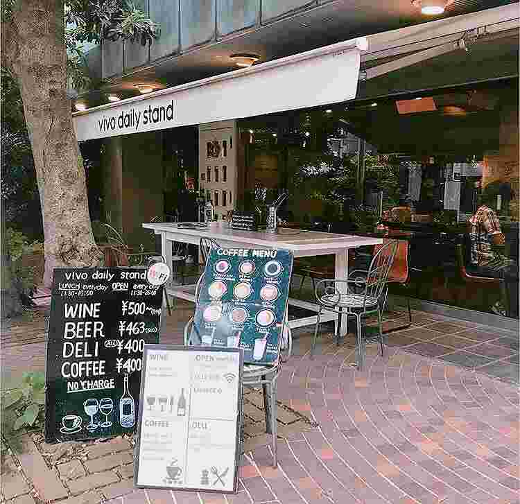 テラス席も店内もお洒落なお店の外観