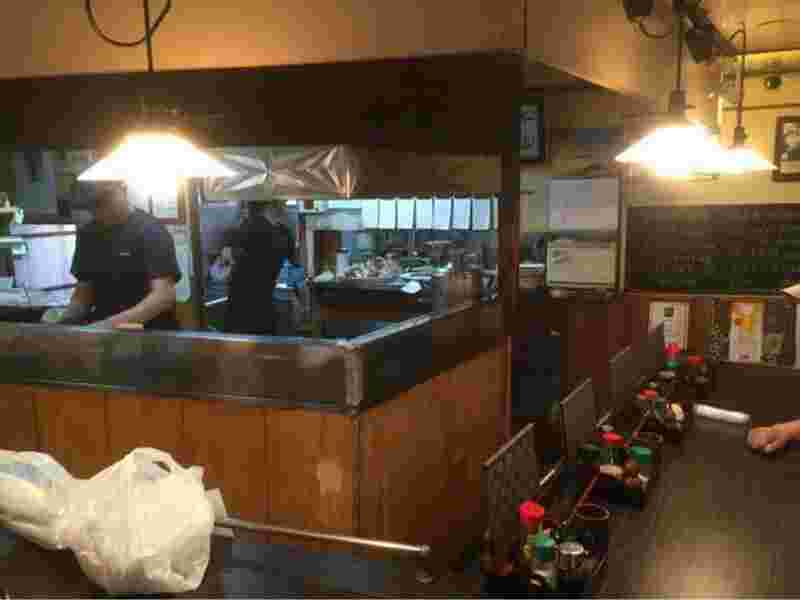 せきとり本店の内観。カウンター席が10席