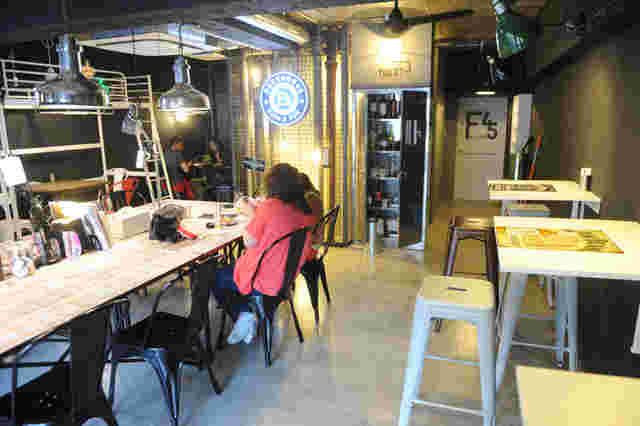 他のお客の目線が気にならないテーブルとイスの配置で居心地がいい店内