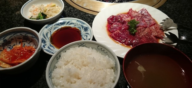 ランチセットご飯に味噌汁と白いお皿に肉