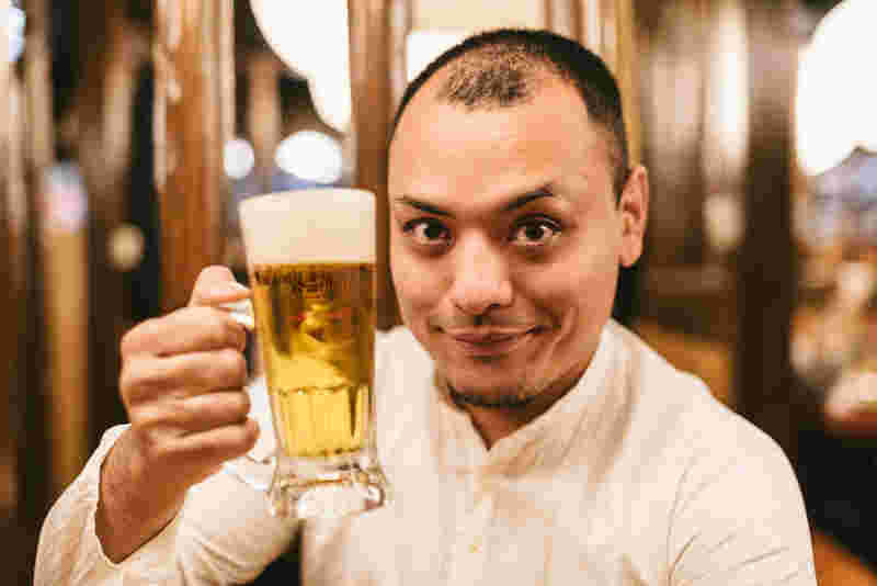 乾杯する男性