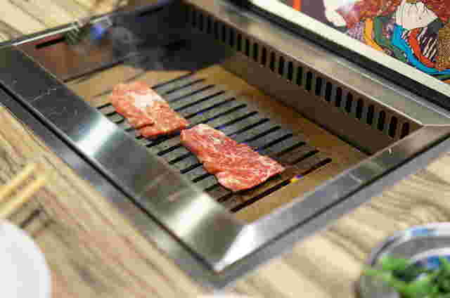 焼肉ジャンボはなれで肉を焼く様子