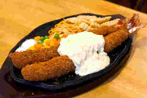 名古屋の名物飯・ジャンボエビフライ