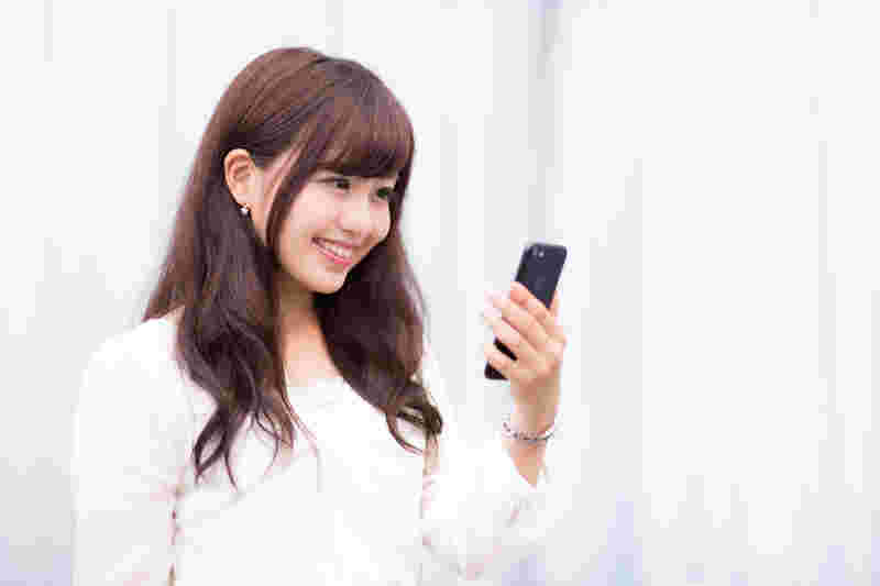 スマホを見る女性