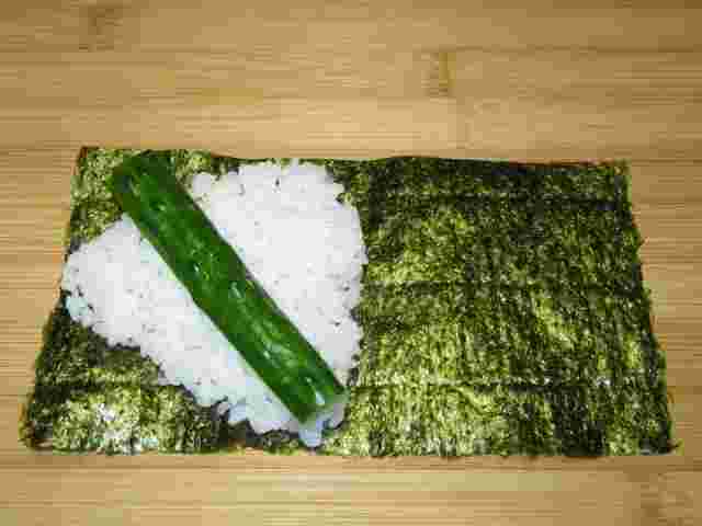 手巻き寿司を作る様子