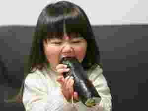 恵方巻きを食べる子ども