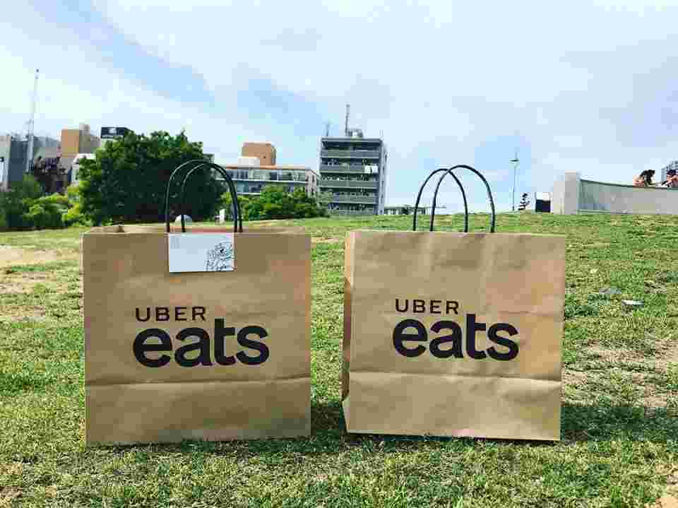 公園に届いたウーバーイーツ