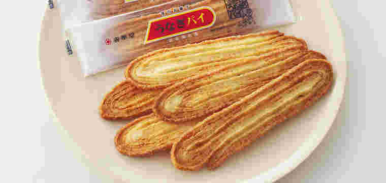 皿にあけたうなぎパイ