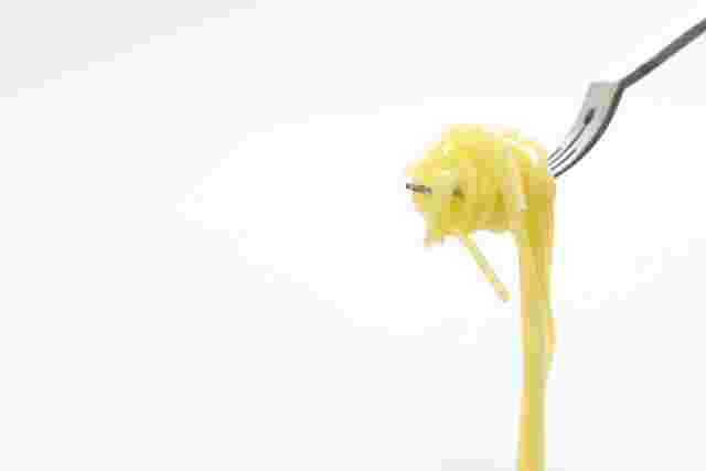 パスタをフォークでとる