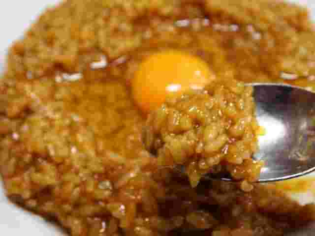 カレーをスプーンですくっているところ