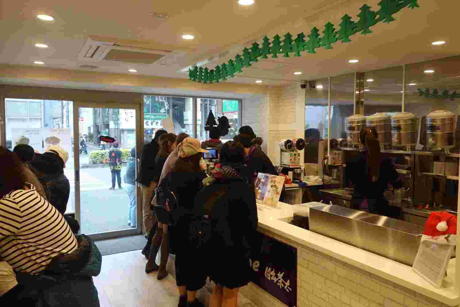 外まで列ができるほどの人気ぶり