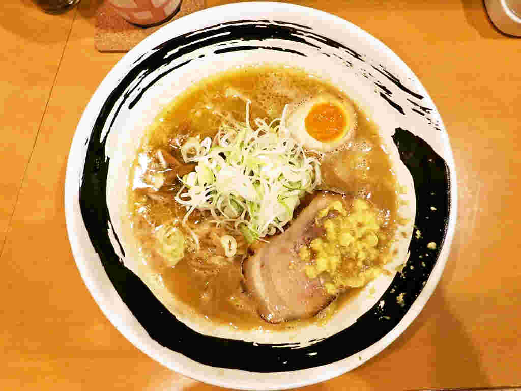 すりおろし生姜の入った札幌味噌ラーメンを提供する「麺屋すずらん」