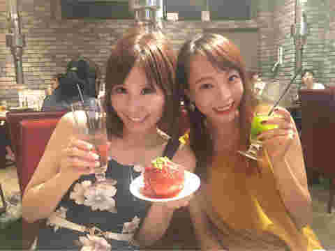 おしゃれなカフェでイキイキとした表情の女性たち