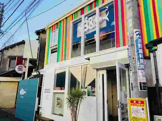 韓流らしいポップでおしゃれなカフェの外装