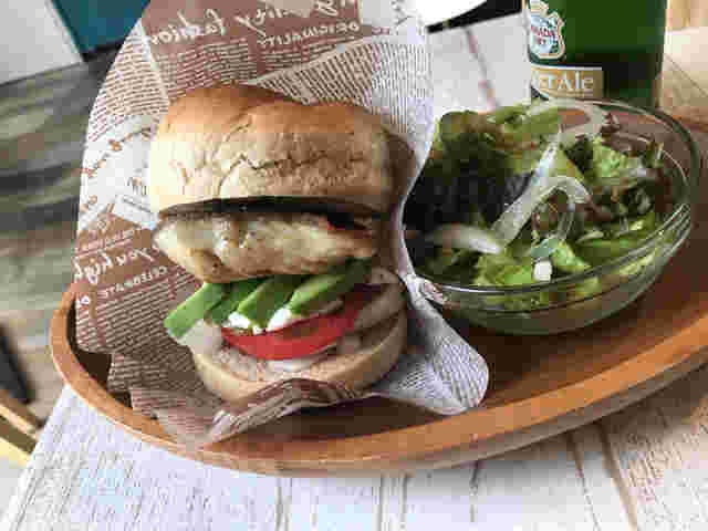 バンズも美味しそうな鯖のバーガー