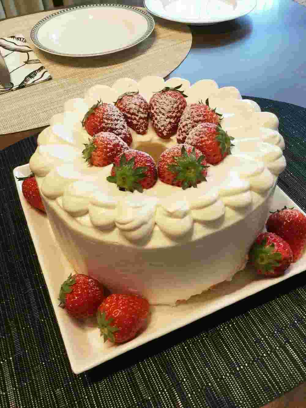イチゴがたくさん乗ったシフォンケーキ