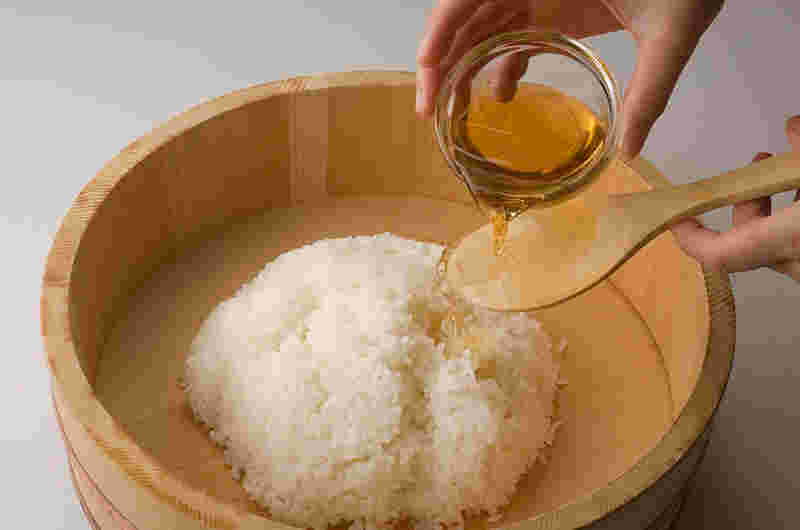 米に寿司酢を掛ける様子