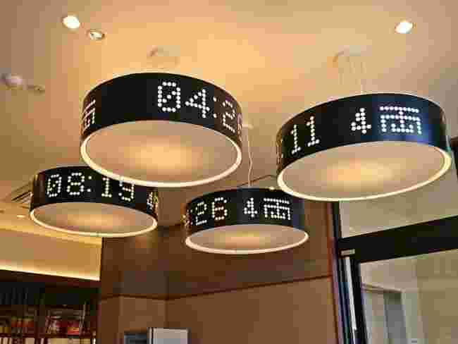 天井の電光掲示板風ランプ