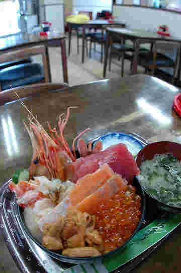 おまかせ海鮮丼ウニ入りと店内の様子