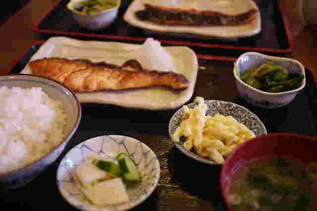 焼き魚と香の物に小鉢2品と味噌汁とご飯の定食