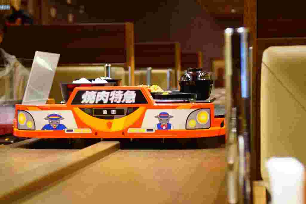 電車で運ばれてくるランチ
