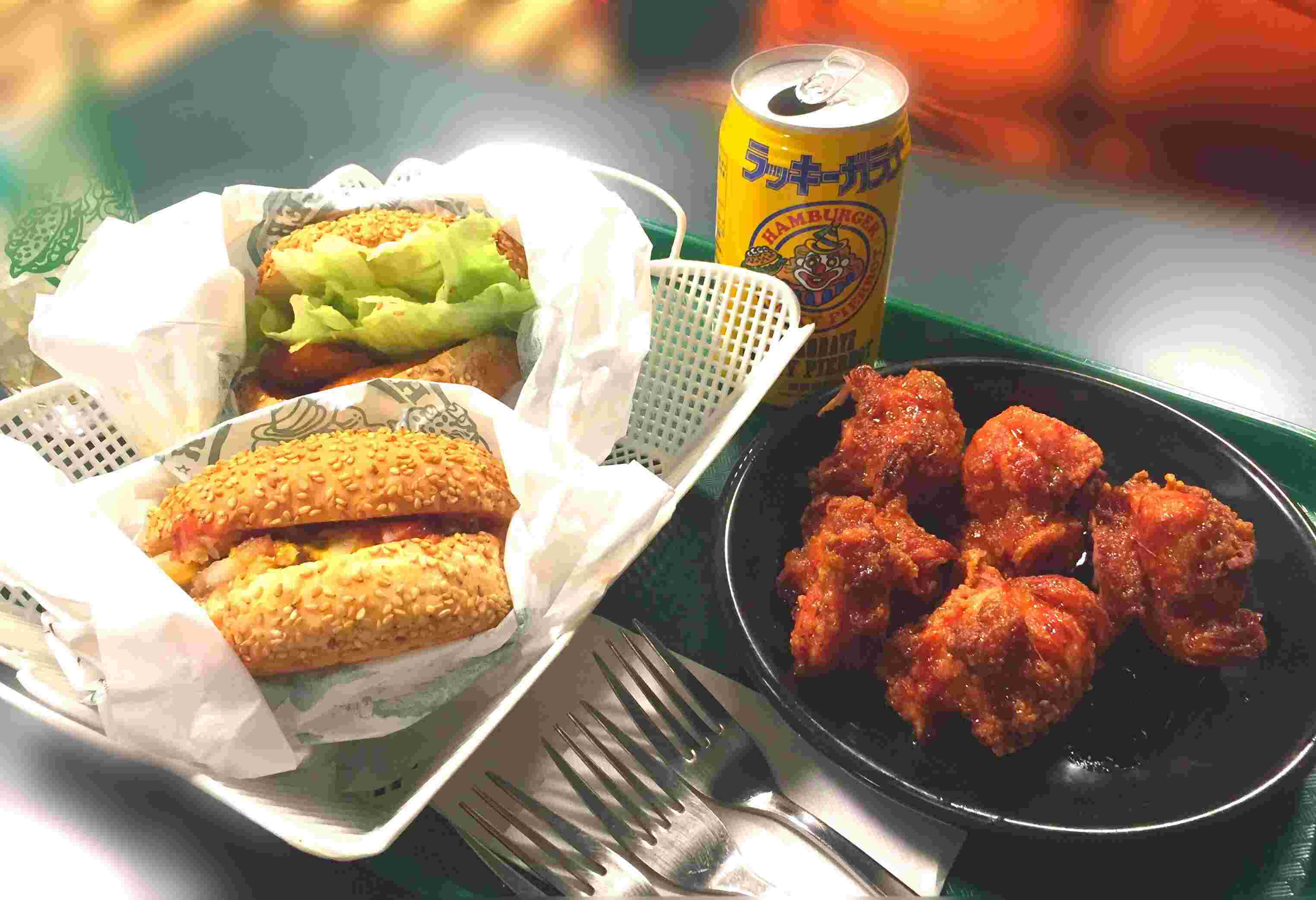 ハンバーガーとからあげ、ビール