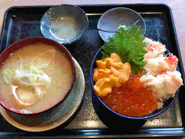 三色丼とカニ汁