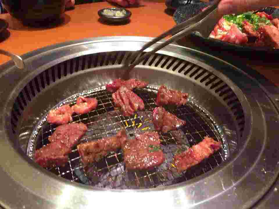単品のお肉をたくさん焼いている様子