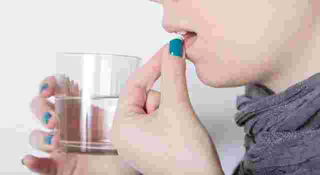 薬を飲む人