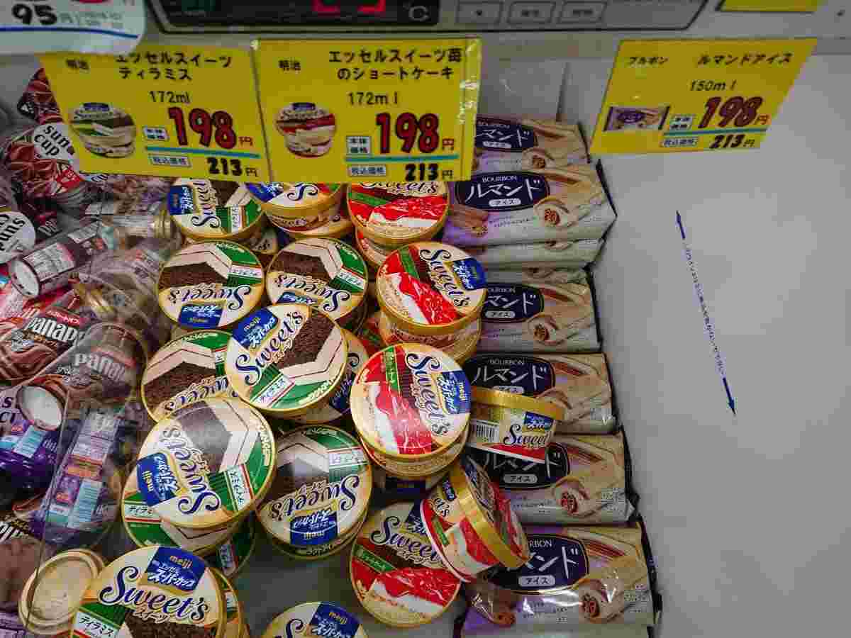 売り場のスーパーカップ