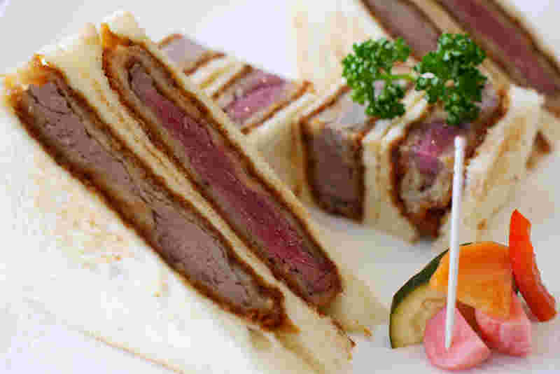 レアな食感がたまらないヘレカツサンド
