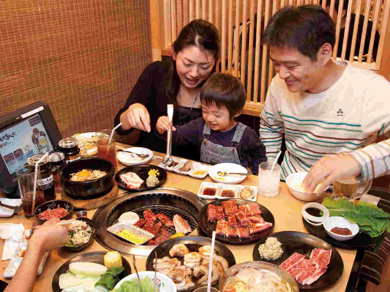 焼肉を楽しむ家族