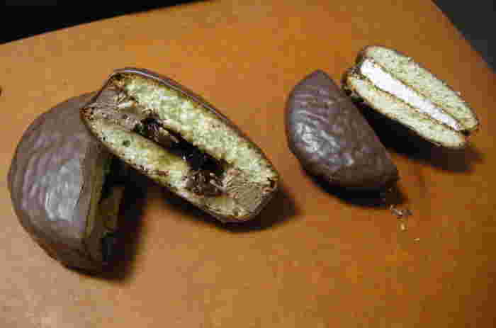 生チョコパイとチョコパイの断面比較