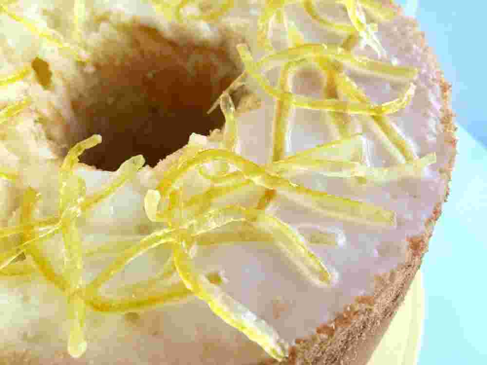 レモンピールの飾られたシフォンケーキ