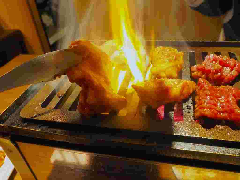 ホルモン盛りを焼く