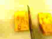 卵焼きの側面を切る