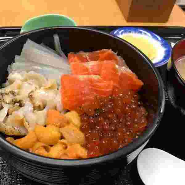 あけぼの食堂のトッピング丼