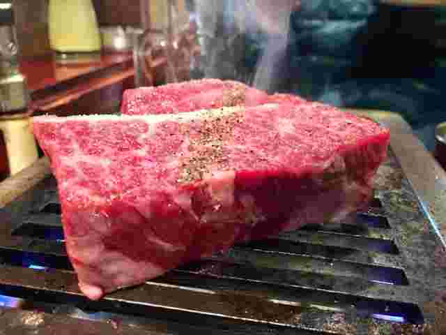 塊肉を網で焼く