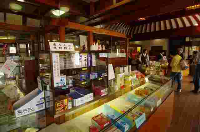 小田原のういろう本店の店内