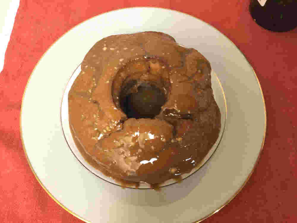 カフェオレがかかったシフォンケーキ