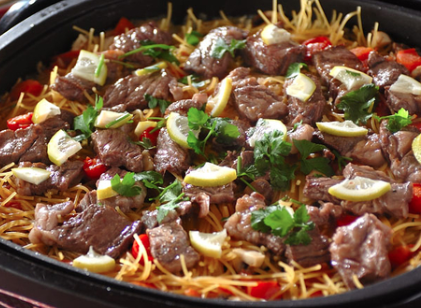 ホットプレートにパスタと牛肉、イタリアンパセリで彩