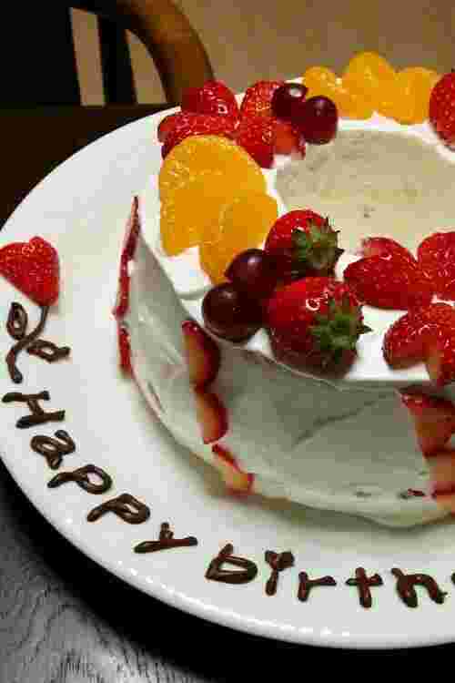 缶詰のみかんなどでデコレーションしたシフォンケーキ