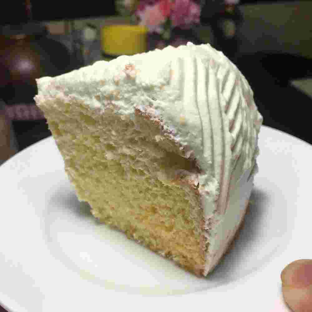 生クリームが塗られたシフォンケーキ