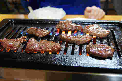 鉄板の上の焼肉