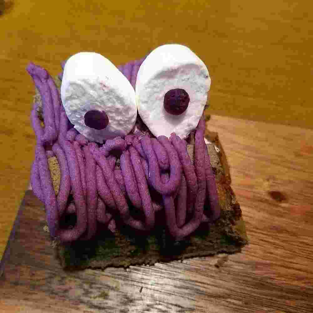 ハロウィンのおばけのような紫のお菓子