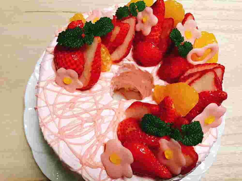 桜のデコレーションをしたシフォンケーキ