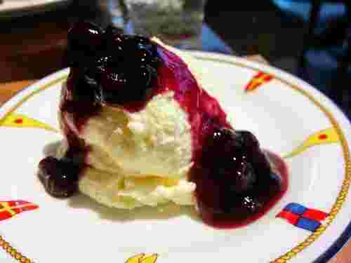 ブルーベリーののったレアチーズケーキ